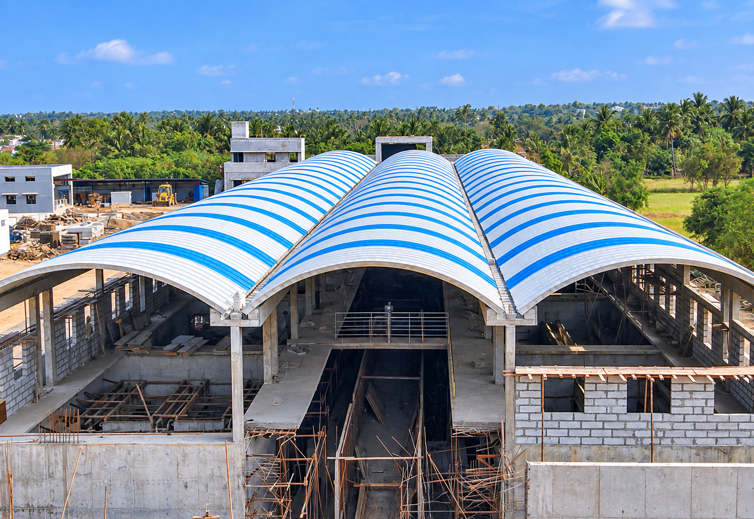 Industrial building with curved trussless roofing