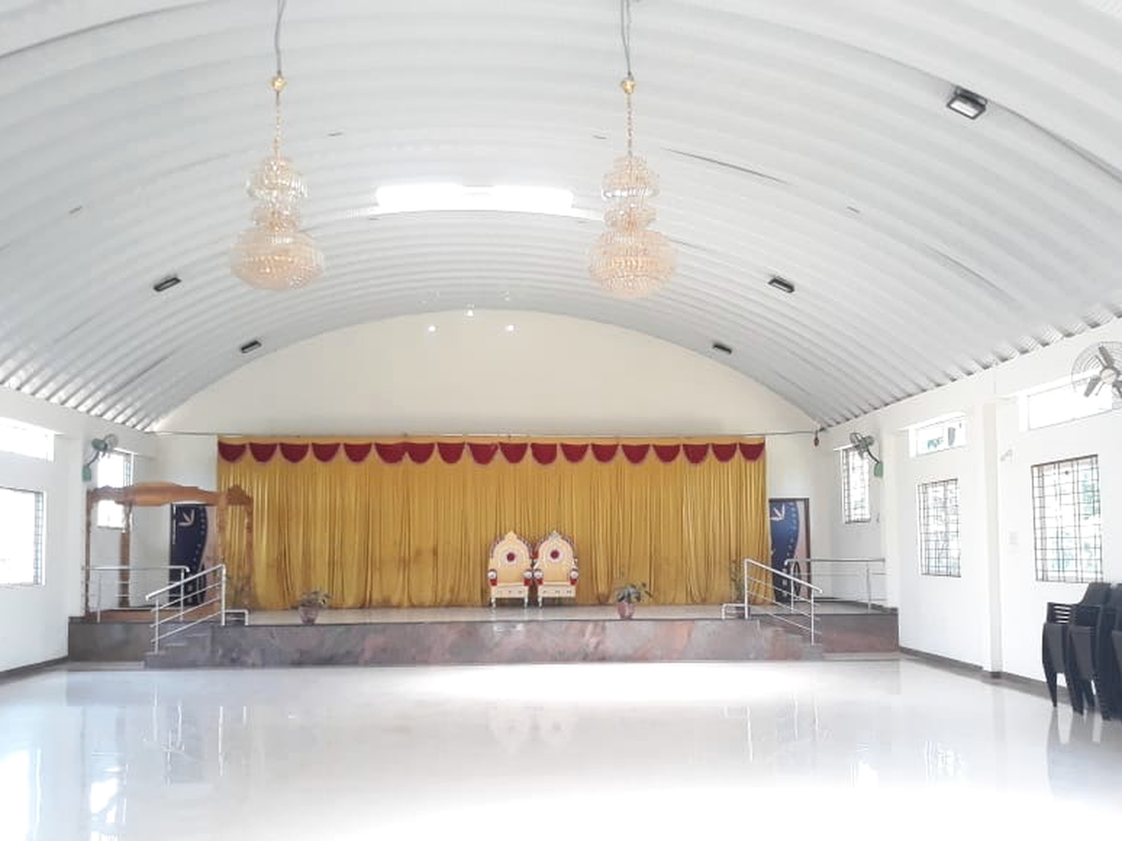 Interior view of a large long-span hall showing the expansive roof structure and clear covered space.